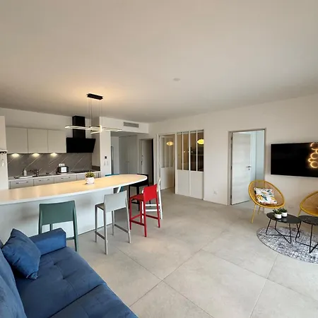 225, Coral A La De La Conque Agde